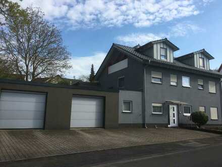 Attraktives Ein-Zweifamilienhaus mit D-Garage in ruhiger Lage mit Bauplatz