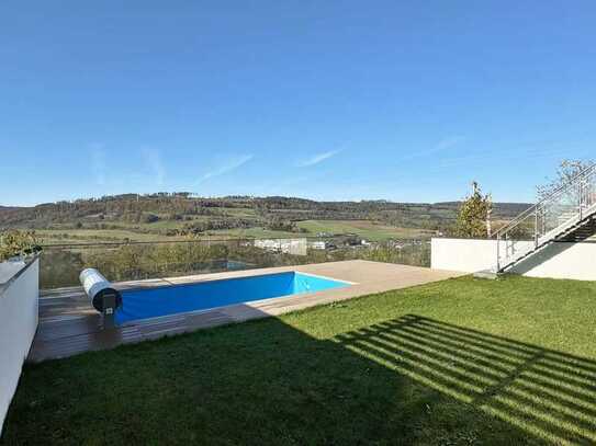 Bezaubernde Immobilie mit atemberaubendem Ausblick und beheiztem Pool