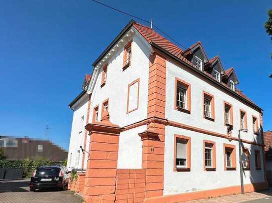 Wohnen im Erdgeschoss: 2,5 Zimmer mit Terrasse, Schuppen 
zzgl. Stellplatz im idyllischen Arzheim