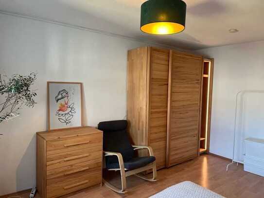 Vollmöblierte 2-Zimmer-Wohnung mit Balkon und Kaminofen