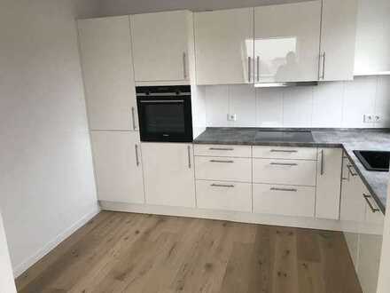 Erstbezug 2-Zi. DG-Wohnung, barrierearm, moderne EBK, geh. Ausstattung, Balkon