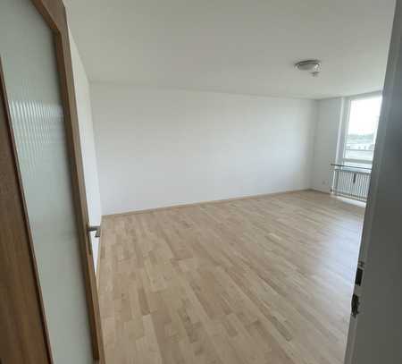 Geschmackvolle 3-Raum-Wohnung mit gehobener Innenausstattung mit Balkon und EBK in München Aubing