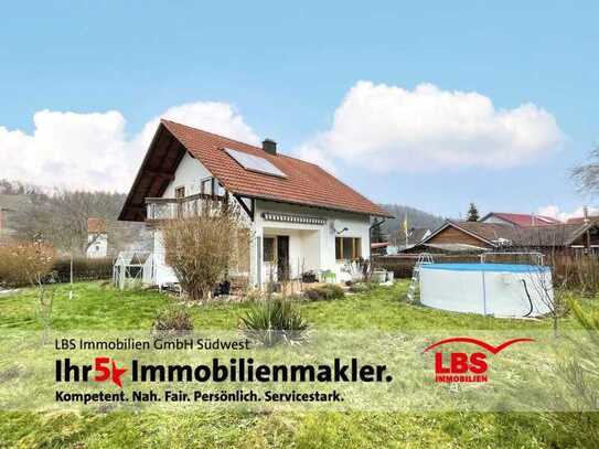 Einfamilienhaus mit Einbauküche, Ofen, Garage + Garten