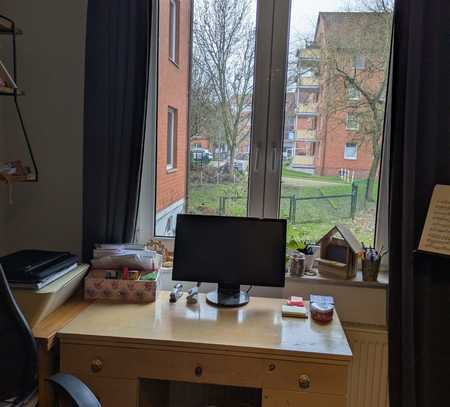 "Schönes 16 m^2 Zimmer in 2er WG mit Wintergarten"