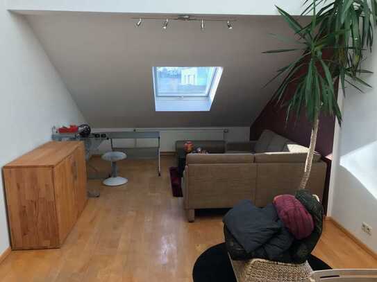 Möblierte und helle 1,5 Zimmer DG Wohnung