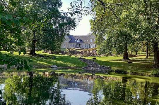 Individuelle Dreizimmerwohnung im Gutshaus mitten in der Natur