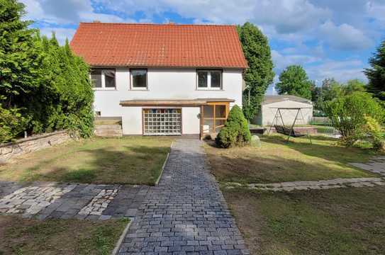 Haus und auf Wunsch großer Garten nebenan zwischen Halle und Eisleben.