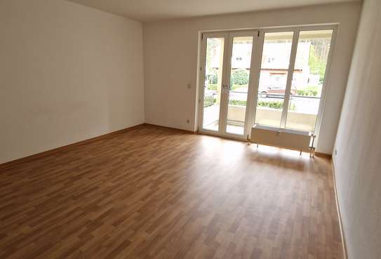 Schöne renovierte 3 Raumwohnung im 1. OG mit Einbauküche, Balkon, Keller und PKW-Stellplatz