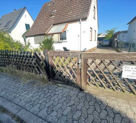 Schönes Einfamilienhaus in einer ruhigen Straße mit großem Garten