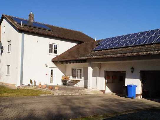 Idyllisches Zweifamilienhaus mit großem Grundstück, Reitplatz u. Top-Rendite – in Erharting