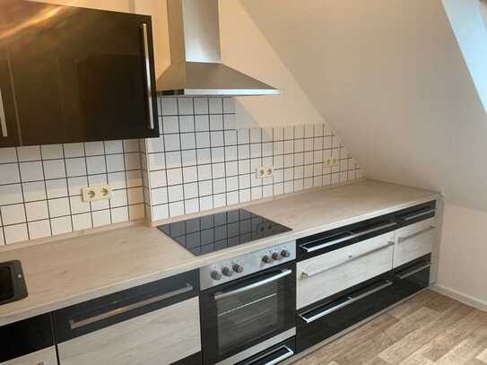 NACHMIETER zum 01.06.2025 GESUCHT!! Dachgeschosswohnung mit Laminat und Duschbad