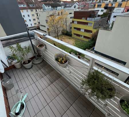 Ruhige, helle, zentral gelegene 2 Zimmer Wohnung mit Balkon und Einbauküche