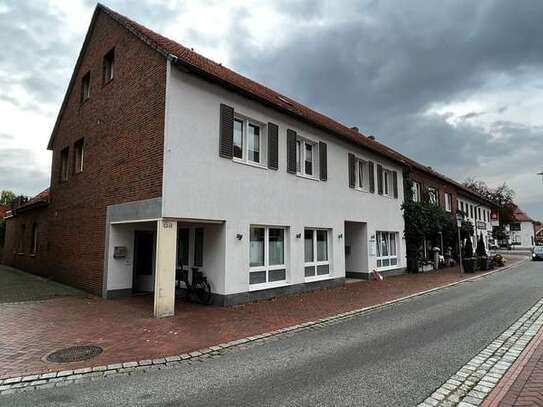 Großzügige Wohnung mit Balkon und Carport zu vermieten!