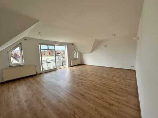 Helle 3,5-Zimmer-Dachgeschosswohnung mit 2 Balkonen und EBK in Oberursel