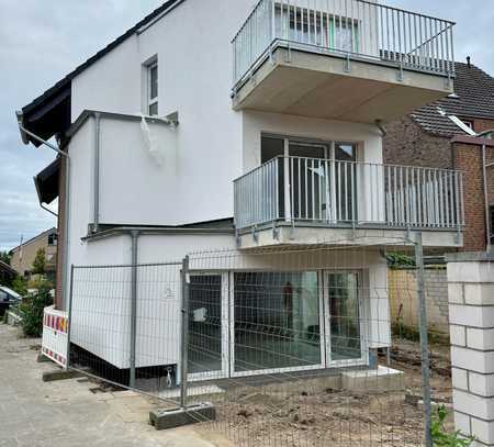 Lichtdurchflutete Dachgeschosswohnung mit Balkon: Erstbezug nach Erweiterung