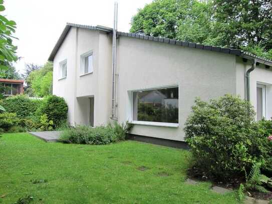 Freistehendes Einfamilienhaus mit Charm auf großzügigem Sonnengrundstück in Bestlage