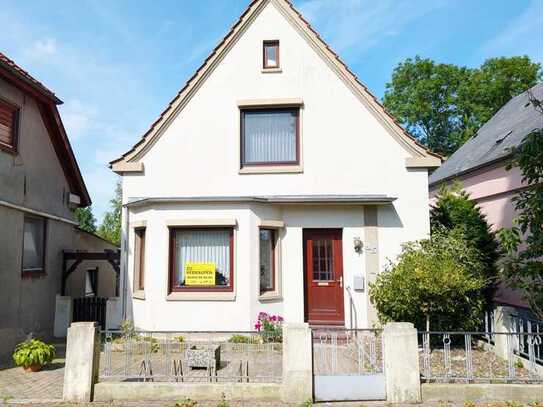 Einfamilienhaus für Pärchen oder die kleine Familie!
Mit kleiner "Garten-Oase"!