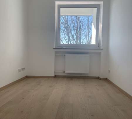 Erstbezug nach Sanierung mit Balkon: Geschmackvolle 4-Zimmer-Wohnung in Fürstenfeldbruck