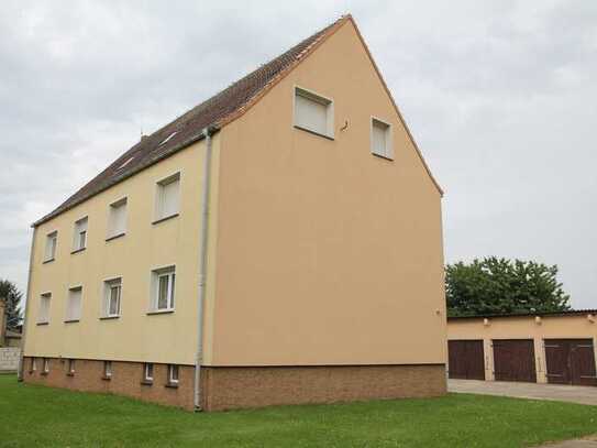 Dachgeschosswohnung mit Garten und Garage