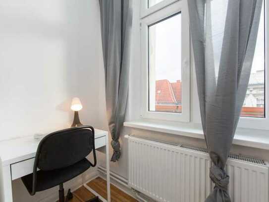 Beautiful single bedroom in a 4-bedroom apartment near U Boddinstr. metro station