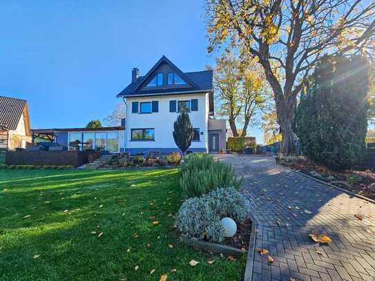 Frisch renoviertes Landhaus mit Fernblick auf schönem Areal in Höhenlage. Ca. 3 Min. A3