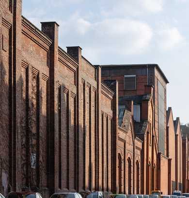 Lichtdurchflutete Halle mit Räumlichkeiten im industriellem Flair zu vermieten