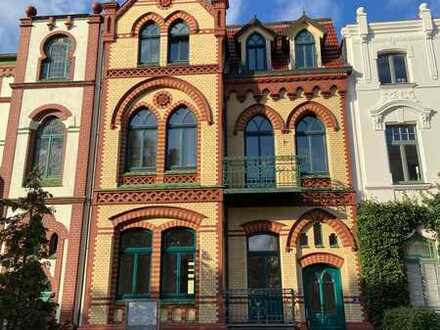Büroräume mit Balkon/Blick gegenüber dem Gerichtsgebäude