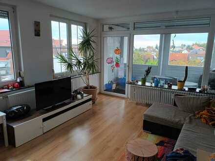 In Aschaffenburg-Schweinheim: Gepflegte Wohnung mit drei Zimmern und Balkon