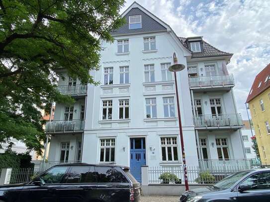 Stilvolle Wohnung mit EBK, Balkon, Aufzug, Stellplatz in bester Lage von Stadtfeld-Ost