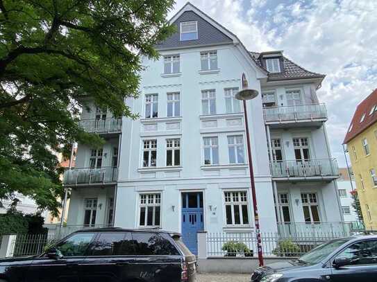 Stilvolle Wohnung mit EBK, Balkon, Aufzug, Stellplatz in bester Lage von Stadtfeld-Ost