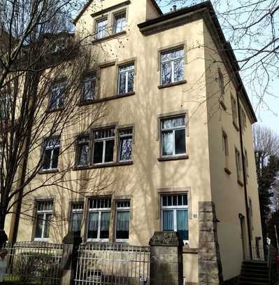 Tolle 1,5 Zimmer-Dachgeschosswohnung mit offener Küche in Pirna ab sofort für Sie frei!