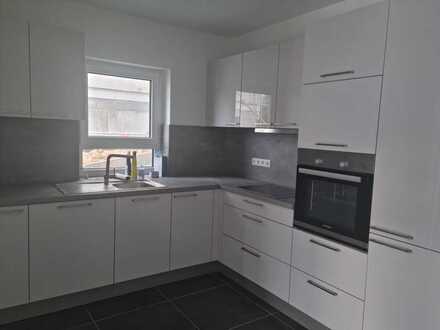 Geschmackvolle Wohnung mit drei Zimmern sowie Terrasse und Einbauküche in Mühlhausen
