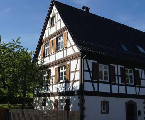 Außergewöhnliche Fachwerkhaushälfte mit großem Garten