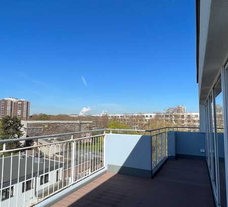 Helle 2-Zimmer-Wohnung mit Balkon und Terrasse im 6. Stock für Singles und Paare