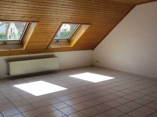 Sonnige Dachwohnung, gemütliche 2 Zimmer, Küche Bad,