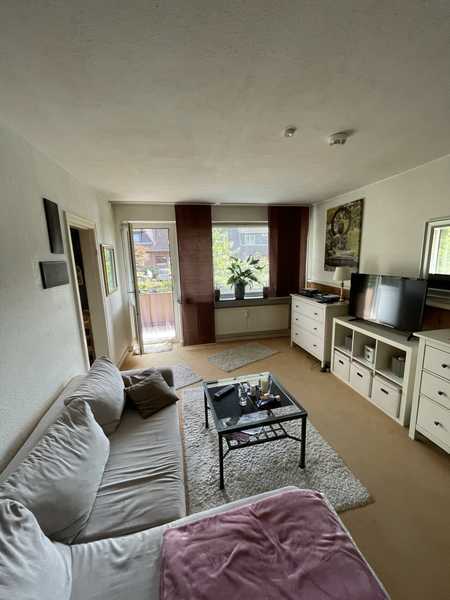 Schöne 1-Zimmer Wohnung mit Südausrichtung. Balkon, Bad, Küche und großem Kellerraum.