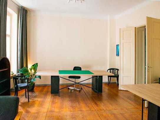 Schreibtisch in Atelierapartment in Tiergarten - All-in-Miete