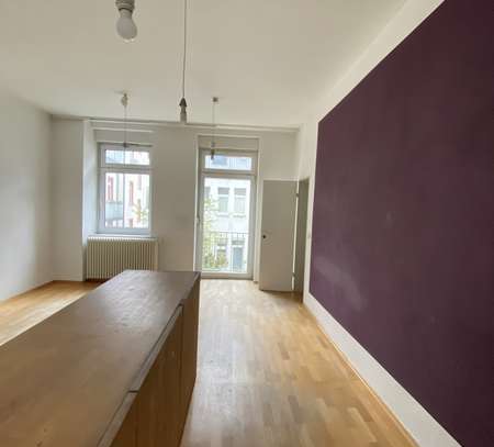 Großzügige 5 Zimmer-Altbauwohnung mit Balkon gute Lage 5 room apt with balcony