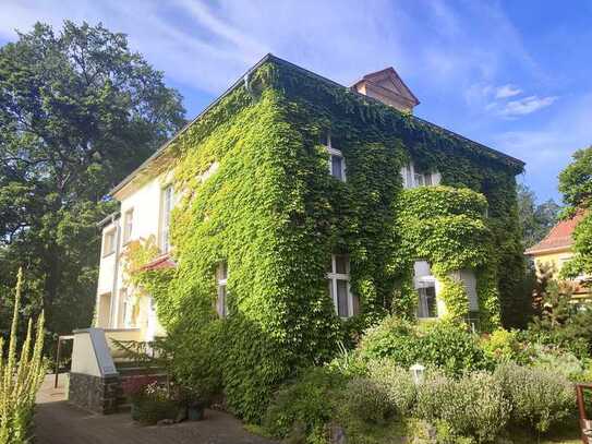 Villa zur Doppelnutzung mit großer Gartenoase suchen Liebhaber