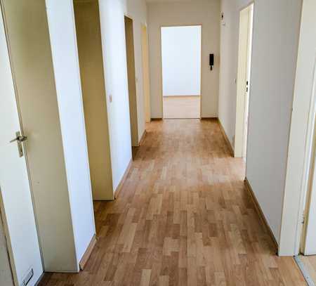 Helle 3-Zimmer-Wohnung mit Balkon - neue begehbare Dusche - Komplett renoviert