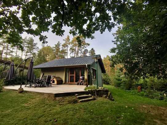 PROVISIONSFREI | Neuwertiger Bungalow, Fußbodenheizung, Kamin auf großem Grundstück in Seenähe