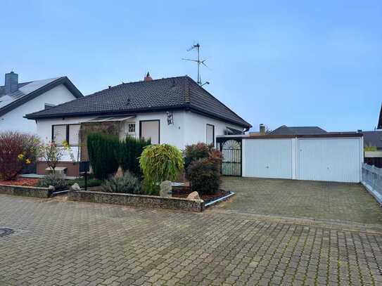 Ebenerdiger Wohntraum: Bungalow mit Garage und Gartenidylle in Rülzheim