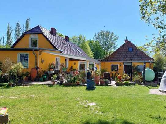 Traumhaftes Grundstück in Fast-Alleinlage - Haus mit Charme - viele Extras