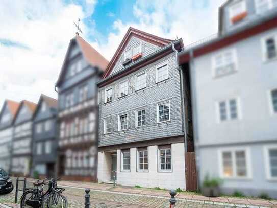 Historisches Wohnensemble in Marburg: Vorder- und Hinterhaus mit Potential