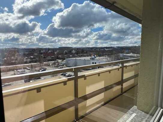 Alles neu - 3-Raum-Wohnung mit Aussicht und sonnigem Balkon!