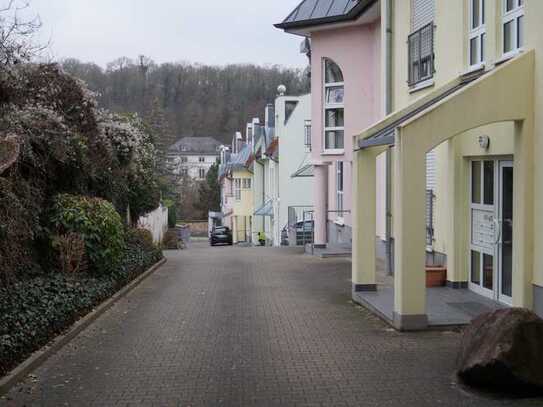 Charmante 2-Zimmer-Eigentumswohnung mit Terrasse, kleinem Garten und Tiefgaragenstellplatz in KH