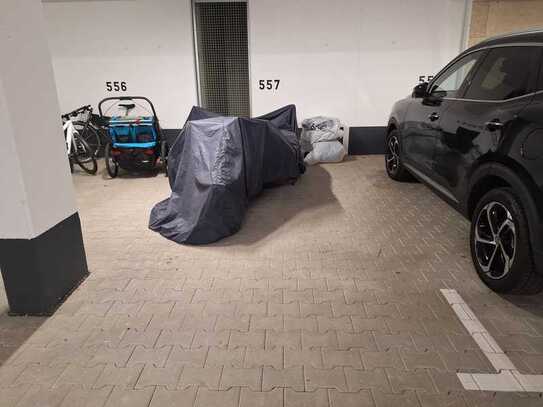 Tiefgaragenstellplatz, neuwertig, gut beleuchtet