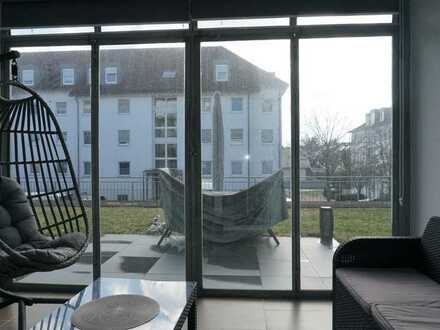 Moderne, helle und offene Wohnung mit Wintergarten und Gartenanteil
