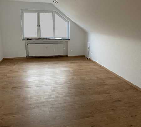 Komplett sanierte 3-Raum-Dachgeschosswohnung ohne Balkon in Rödermark