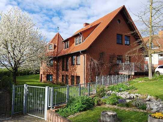 Einzigartiges Wohnvergnügen im Grünen: Einfamilienhaus mit Turm und Einliegerwohnung!